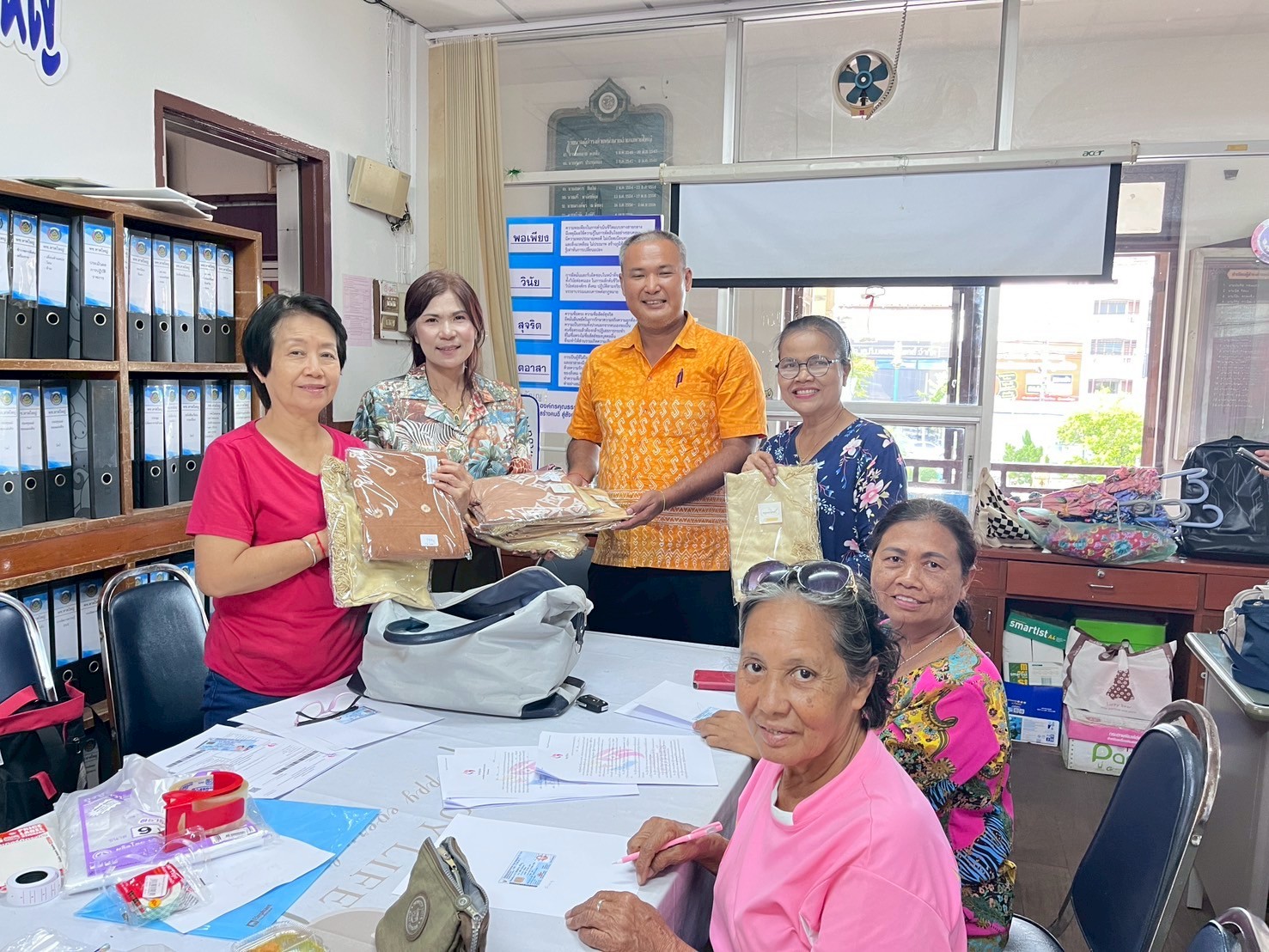 พช.หาดใหญ่ ผลักดันผลิตภัณฑ์ OTOP หาดใหญ่ สู่ร้าน The One Otop Hatyai มุ่งเพิ่มยอดขาย OTOP พุ่งกระฉูด